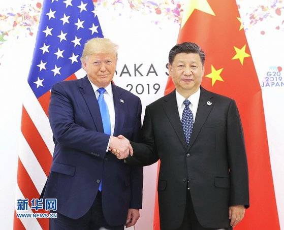지난해 6월 29일 일본 오사카에서 열린 주요 20개국(G20) 정상회의에 참석했을 때 손을 잡은 도널드 트럼프 미 대통령과 시진핑 중국 국가주석.[중국 신화망 캡처]