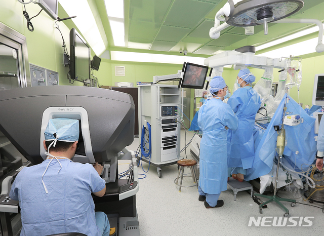[부산=뉴시스] 부산대학교병원은 첨단 로봇수술 장비인 ‘다빈치 Xi’로 수술을 하고 있다.