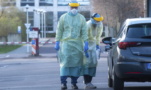 21일(현지시간) 독일 동부 마그데부르크에 있는 대학병원 입구 앞에 보호복을 입은 의료진들이 서 있다. 마그데부르크=AP연합뉴스