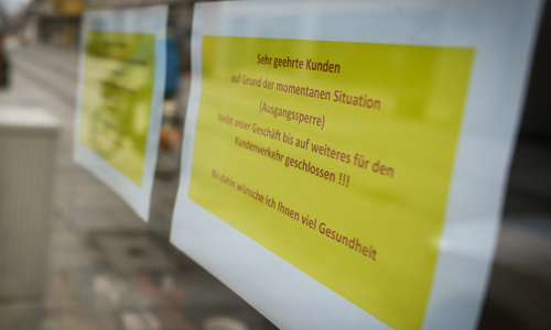 독일 가르미슈파르텐키르헨의 한 상점에 통행금지를 알리는 팻말이 붙어 있다. 가르미슈파르텐키르헨=EPA연합뉴스