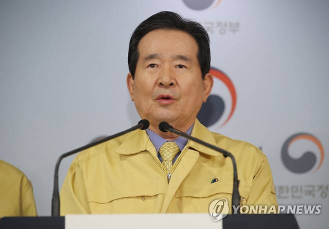 사회적 거리두기 강조하는 정세균 총리 (서울=연합뉴스) 김승두 기자 = 정세균 국무총리가 지난 21일 오후 정부서울청사에서 사회적 거리두기 관련 대국민 담화를 발표하고 있다. kimsdoo@yna.co.kr