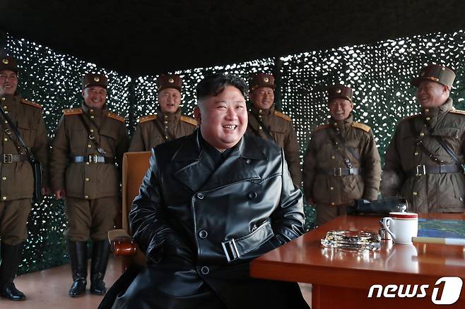 (평양 노동신문=뉴스1) = 북한 노동당 기관지 노동신문은 22일 "김정은 동지께서 3월 21일 전술유도무기 시범사격을 참관했다＂라고 보도했다. [국내에서만 사용가능. 재배포 금지. DB 금지. For Use Only in the Republic of Korea. Redistribution Prohibited] rodongphoto@news1.kr