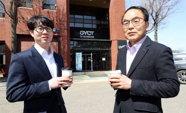 지난 19일 경기도 시흥시 노바시스템 사무실이 위치한 건물 앞에서 청년 창업가 박준식 노바시스템 대표(왼쪽)와 임수택 엔슬파트너스 투자부문 대표가 만나 이야기를 나누고 있다. 노바시스템은 엔슬파트너스가 투자한 온라인 결제시스템 업체이다. [이충우 기자]
