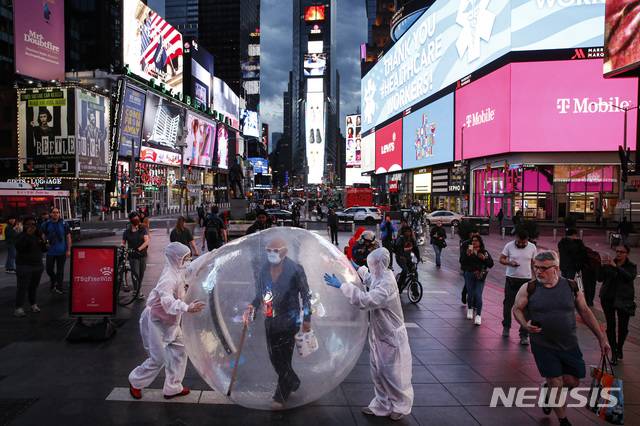 [뉴욕=AP/뉴시스]지난 20일 뉴욕 타임스스퀘어에서 예술가들이 신종 코로나바이러스 감염증(코로나19) 대응 의료진에 감사를 표하는 퍼포먼스를 벌이고 있다. 2020.03.24.