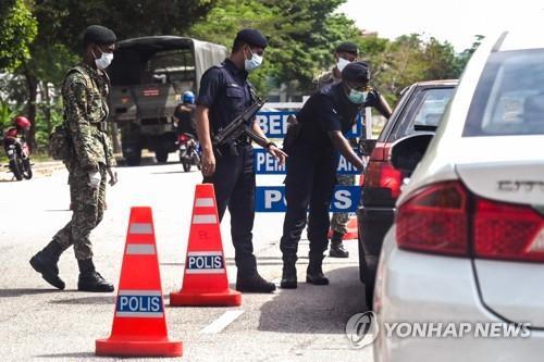 말레이시아 무장 군·경 이동제한 위반 단속 [AFP=연합뉴스]