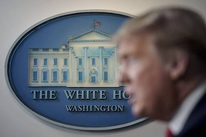 △도널드 트럼프 미국 대통령 뒤에 백악관 로고가 보인다. [사진=AFP제공]