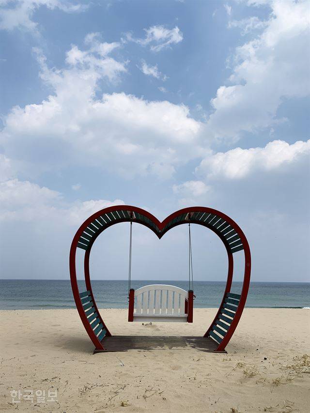 향호해변과 이어진 주문진해변의 하트 그네 조형물.