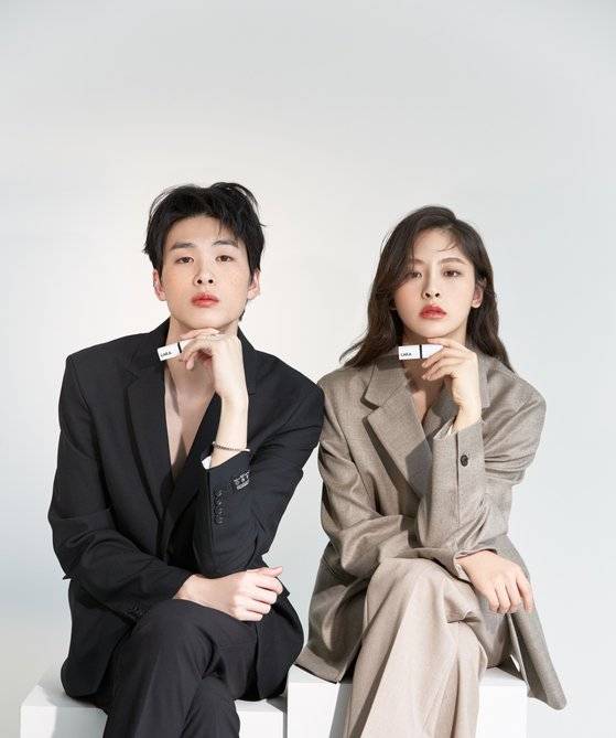 '라카'는 모든 제품의 광고에 남성과 여성 모델을 동시에 쓴다. 사진 라카