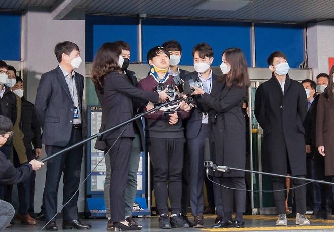 ▲ 미성년자를 포함한 여성을 협박해 성 착취 불법 촬영물을 제작하고 유포한 텔레그램 '박사방' 운영자 조주빈이 3월25일 오전 서울 종로경찰서에서 검찰로 송치되고 있다. 사진=김용욱 기자