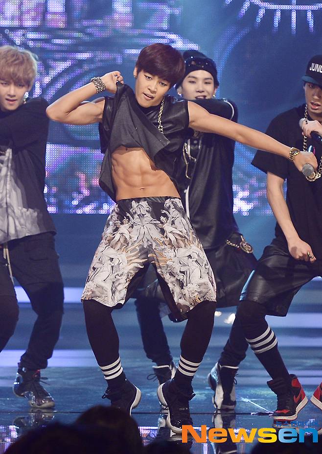 방탄소년단(BTS) 지민이 2013년 7월 4일 엠카운트다운 현장공개에서 복근을 과감하게 노출해 이목을 집중시켰다.