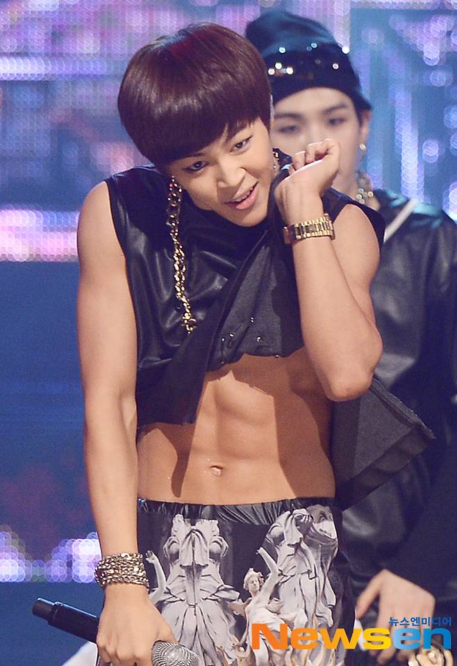 방탄소년단(BTS) 지민이 2013년 7월 4일 엠카운트다운 현장공개에서 복근을 과감하게 노출해 이목을 집중시켰다.