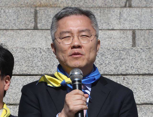 최강욱 전 청와대 공직기강비서관이 지난 22일 서울 여의도 국회 본청 계단에서 열린 열린민주당 비례대표 후보 경선 참가자 공개 기자회견에서 인사말을 하고 있다. 뉴스1