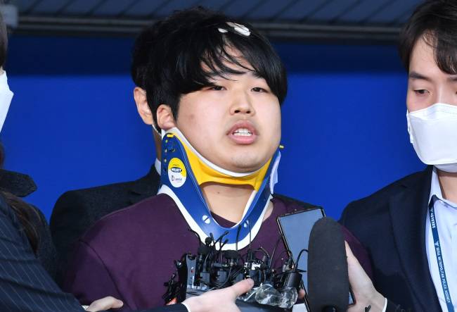 여성을 협박해 성착취 불법 촬영물을 제작하고 유포한 텔레그램 ‘박사방’ 운영자 조주빈씨가 지난 25일 오전 얼굴이 공개된 채 검찰 송치를 위해 서울 종로경찰서를 나서고 있다. 이석우 기자