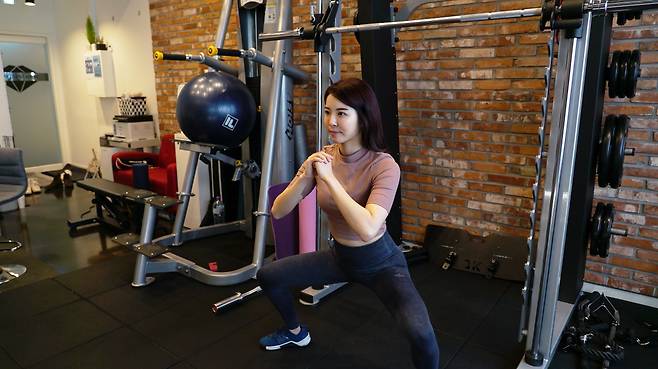 Wide squat -- works inner thigh and hip muscles (Park Su-bin / The Korea Herald)