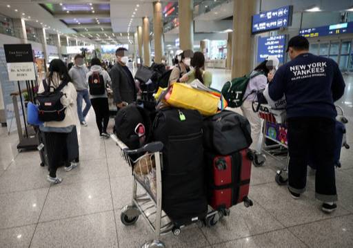 26일 오후 인천국제공항 1터미널에서 독일 프랑크푸르트발 여객기를 타고 귀국한 무증상 내국인들이 귀가하고 있다. 유럽발 입국자 가운데 내국인 무증상자는 자가격리를 시행하고, 관할 보건소에서 입국 후 3일 이내에 검사할 예정이다. 연합뉴스