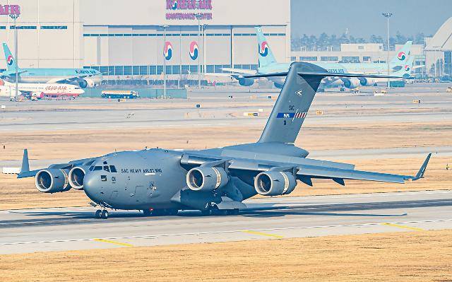 인천공항에 착륙한 C17 수송기 - 나토 소속 C17 군용기가 25일 오전 루마니아에 방호복을 실어 나르기 위해 인천공항에 착륙해 있다.연합뉴스