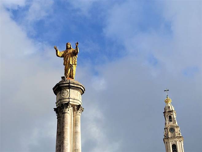 파티마 대성당 앞의 예수상