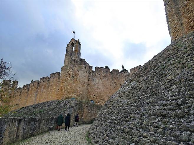 토마르 그리스도 수도원은 다양한 건축기법의 경연장이기도 하다