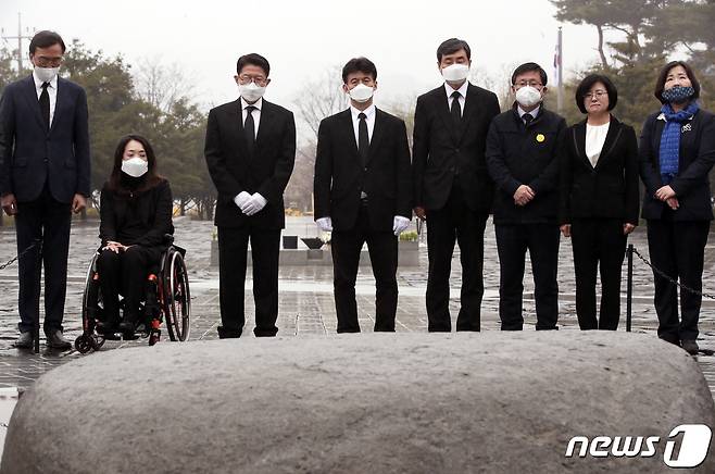 27일 오전 경남 김해시 봉하마을 故 노무현전 대통령 묘역을 찾은 더불어시민당 우희종, 최배근 공동대표와 당원들이 묘역을 참배하고 있다. 2020.3.27/뉴스1 © News1 여주연 기자