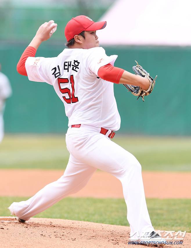 26일 인천 SK행복드림구장에서 SK 와이번스 선수들이 자체 청백전 경기를 펼쳤다. 선발로 등판한 김태훈이 힘차게 투구하고 있다. 인천=송정헌 기자 songs@sportschosun.com/2020.3.26/