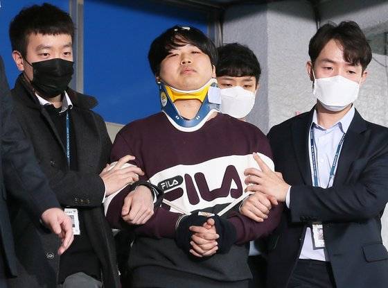 인터넷 메신저 텔레그램에서 미성년자를 포함한 여성들의 성 착취물을 제작 및 유포한 혐의를 받는 '박사방' 운영자 조주빈(25)이 25일 서울 종로구 종로경찰서 유치장에서 나와 검찰로 송치되고 있다. 강정현 기자