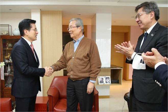 미래통합당 황교안 대표가 26일 오전 김종인 전 더불어민주당 비상대책위원회 대표 자택을 방문, 인사하고 있다. 김 전 대표는 이날 미래통합당 총괄 선대위원장직을 수락했다.(사진=연합뉴스)