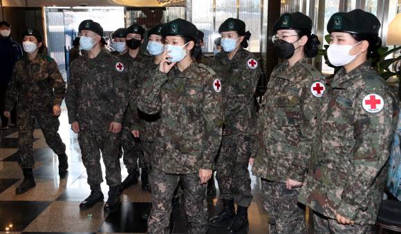 ‘든든한 지원군 대구 도착’ - 3일 오후 대구 시내 한 숙소에 국군간호사관학교 60기 신임 간호장교 75명이 도착하고 있다. 이들은 지역 감염병 전담병원으로 전환되는 국군대구병원에서 신종 코로나바이러스 감염증(코로나19) 의료 지원을 할 예정이다. 2020.3.3 연합뉴스