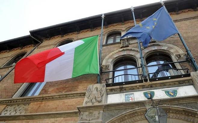 조기로 게양된 이탈리아 삼색기. [ANSA 통신 자료사진]