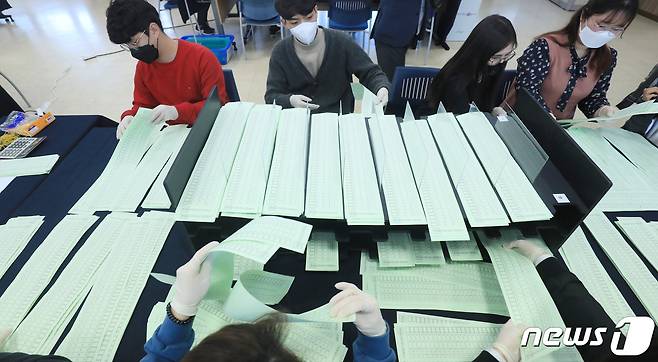 25일 전북 전주시 전라북도선거관리위원회에서 관계자들이 4·15총선 비례대표 투표용지 수작업 모의개표 시연회를 하고 있다. 전라북도선거관리위원회는 '4·15총선'을 앞두고 지난 24일 기준 중앙선관위에 등록된 50개의 정당 중에서 40개의 정당이 투표에 참여하는 가정 하에 모의개표 시연회를 실시했다. 2020.3.25/뉴스1 © News1 유경석 기자