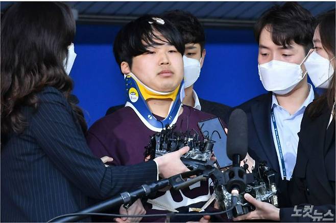 메신저 텔레그램에서 미성년자를 비롯해 수많은 여성의 성착취물을 제작하고 유포한 혐의를 받는 '박사방' 운영자 조주빈(25)이 25일 오전 검찰 송치를 위해 서울 종로경찰서를 나와 호송차량으로 향하고 있다. (사진=이한형 기자)