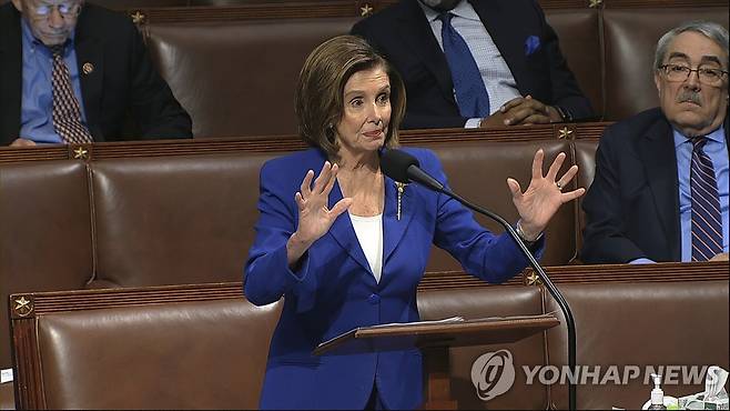 미국 하원에서 발언하는 민주당 낸시 펠로시 의장 [AP=연합뉴스]
