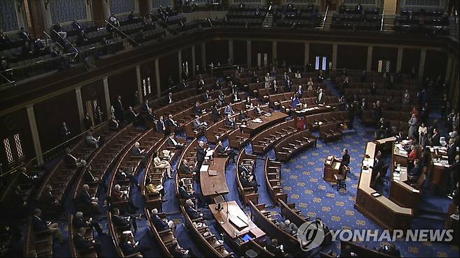 미국 하원의 신종 코로나바이러스 감염증에 대응한 경기부양 법안 논의 모습 [AP=연합뉴스]