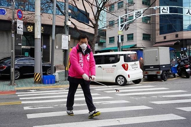 황교안 미래통합당 대표가 지난 2월 26일 종로에서 방역 봉사활동을 벌이고 있다. 황교안 예비후보 선거캠프 제공