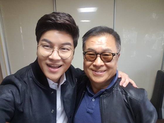 가수 박구윤(왼쪽)의 아버지 박현진은 ‘봉선화 연정’ ‘네 박자’ ‘무조건’ ‘있을 때 잘해’ 등 한국인의 애창곡을 수없이 쓴 작곡가다. 사진 박구윤