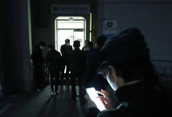 대구 중구 동산동 소상공인시장진흥공단 대구남부센터에서 새벽 6시에 소상공인이 번호표를 교부받고 있다. 뉴스1