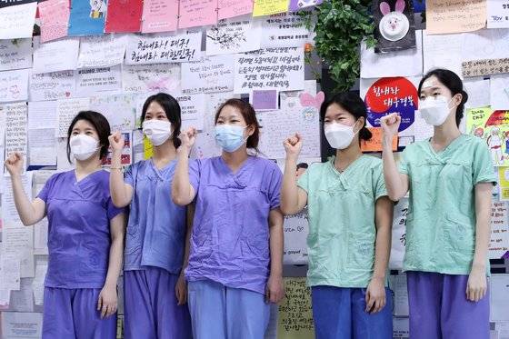 신종 코로나바이러스 감염증(코로나19) 지역거점병원인 계명대 대구동산병원 비상대책본부 응원 메시지 앞 에서 근무를 마친 의료진이 취재진을 향해 파이팅을 외치고 있다. 전국에서 날아든 메시지에는 어린이집 꼬마부터 성인에 이르기까지 모두가 한마음으로 의료진과 병원 관계자, 공무원 등을 응원하고 희망을 전하는 내용을 담고 있다. 뉴스1