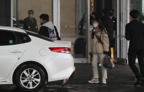 제주 여행 후 서울 강남구 보건소에서 신종 코로나바이러스 감염증(코로나19) 확진 판정을 받은 미국 유학생 A씨(19·여)가 묵은 서귀포시 표선면 해비치호텔에서 지난 26일 관광객들이 빠져나가고 있다. 뉴스1