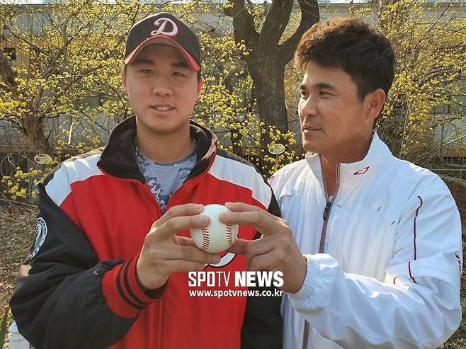 ▲ 장정석 전 감독(오른쪽)이 사진 촬영 도중 장재영을 흐뭇하게 바라보고 있다. ⓒ고봉준 기자