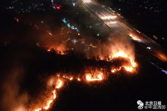 중국 쓰촨성 량산 일대에서 30일 발생한 산불이 메마른 날씨 속에 계속 번지며 도시까지 위협하고 있다. [중국 베이징일보망 캡처]