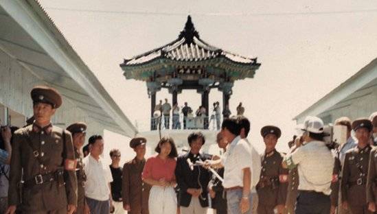 1989년 8월 평양 세계청년학생축전에 참가한 임수경씨(가운데 빨간 티셔츠)가 민간인 최초로 판문점을 걸어 귀환하고 있다. 오른쪽은 임씨를 돕기 위해 방북했던 문규현 신부. [중앙포토]