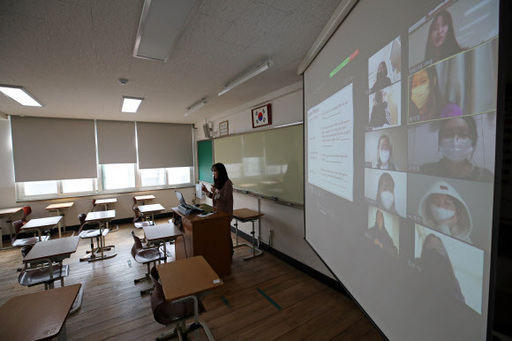 서울 마포구 서울여자고등학교에서 한 교사가 31일 학생들과 함께 쌍방향 원격 수업을 하고 있다. 연합뉴스