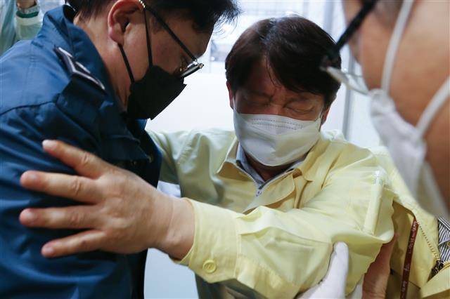 어지러움증 호소하는 권영진 시장 - 권영진 대구광역시장이 26일 오후 대구시의회에서 열린 제273회 임시회 본회의를 마친 후 나온 던 중 어지러움증을 호소하며 중심을 잃고 쓰러지고 있다.2020.3.26경북일보제공/뉴스1
