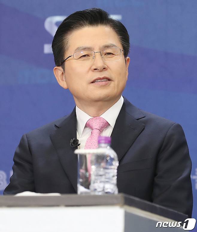 황교안 미래통합당 대표가 1일 오전 서울 방송회관에서 열린 방송기자클럽 초청토론회에 참석해 토론회 준비를 하며 미소를 짓고 있다. 2020.4.1/뉴스1 © News1 김진환 기자