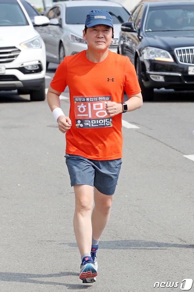 안철수 국민의당 대표가 1일 오후 전남 여수 이순신광장에서 '희망과 통합의 달리기'를 시작하고 있다. 안 대표는 이날 여수를 시작으로 수도권까지 하루 20~30㎞를 뛰는 등 총 400㎞ 국토 종주를 하며 국민의 의견을 청취할 계획이다. 2020.4.1 /뉴스1 © News1 황희규 기자