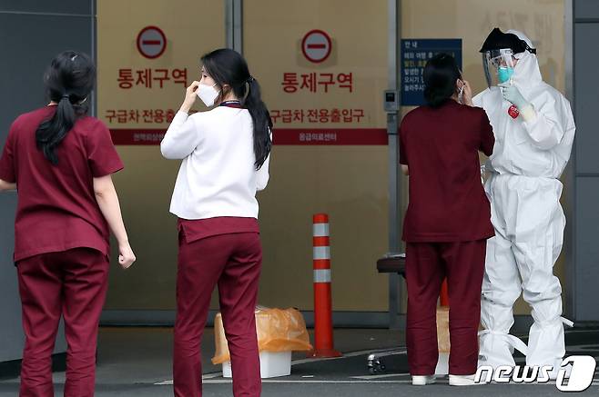 31일 오후 신종 코로나바이러스 감염증(코로나19) 집단감염이 발생한 경기 가톨릭대학교 의정부성모병원에서 의료진이 코로나 진단검사를 받고 있다. 2020.3.31 © News1 이동해 기자
