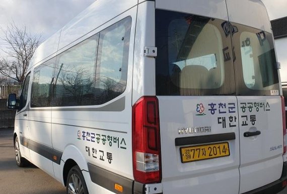 31일 홍천군은 오는 4월 1일부터 15인승 공공형버스 1대를 서석, 내면 지역에 4개 노선에 시범 운행한다 고 밝혔다. 사진=홍천군 제공
