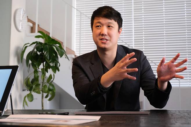 열심히 트렌비 서비스를 소개하고 있는 박경훈 대표