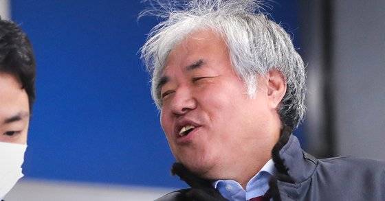 전광훈 목사(한국기독교총연합회 대표회장)가 지난 4일 서울 종로경찰서에서 검찰로 송치되고 있다. 뉴스1