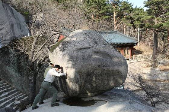 지난달 20일 촬영한 설악산 흔들바위의 모습. [사진 설악산국립공원]