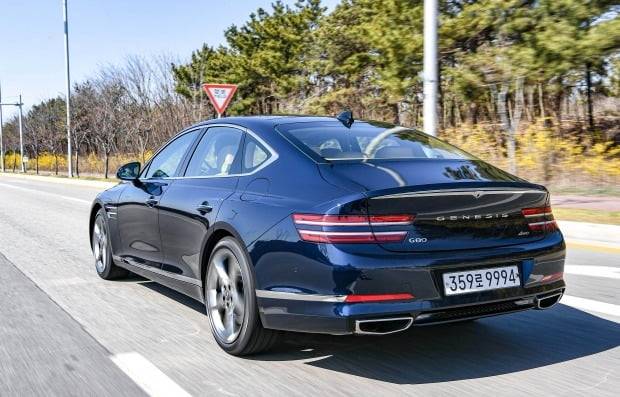 제네시스 준대형 세단 3세대 G80 주행 모습. 사진=제네시스